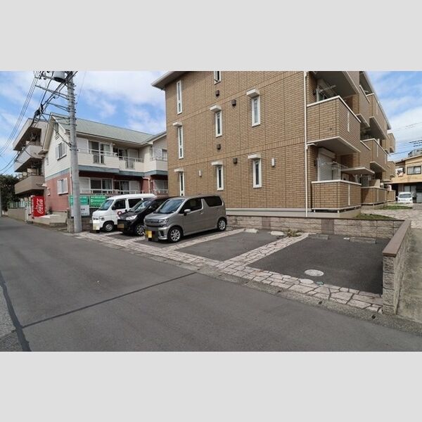 グラティア303号室 駐車場