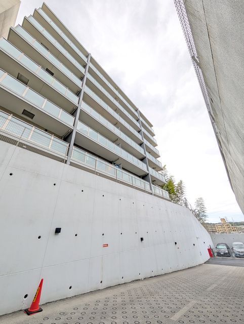 ザ・パークハウス上麻生119号室 1階住戸は車路の上　2025年10月撮影