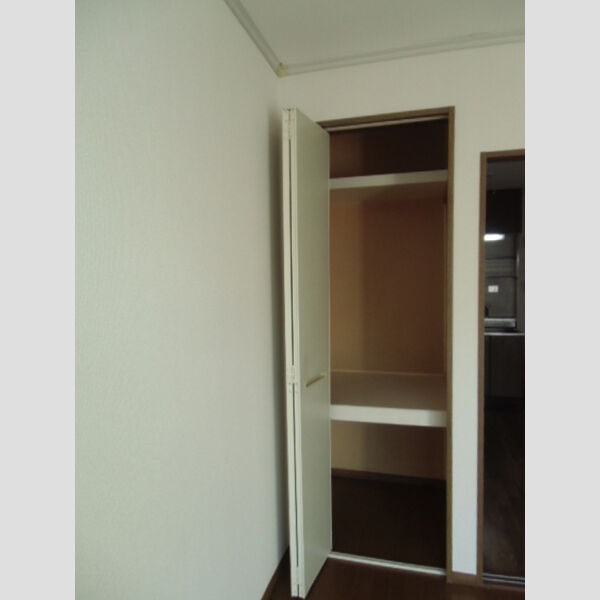 ロイヤルタウン泉　D102号室 物入れ