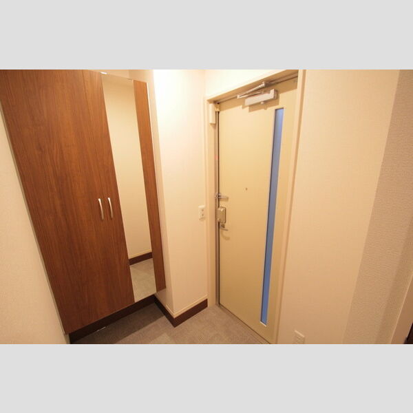 メイプルヴィレッジ205号室 玄関
