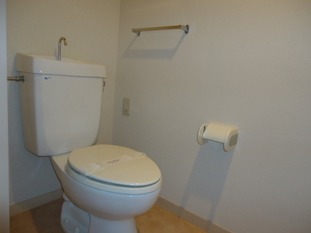 ラ・クラッセ西寺尾0405号室 トイレ
