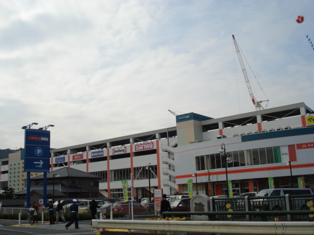 ブライトヒルズ アメリア稲城ショッピングセンターまで975ｍ