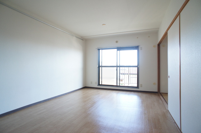 リヴェレント八千代0105号室 リビングです