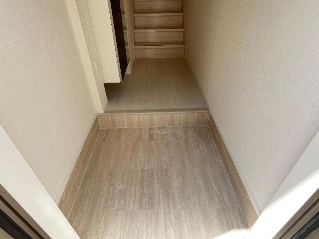 ラヴィグレイス203号室 玄関