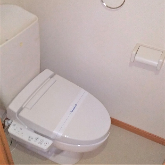 レオパレス三咲101号室 温水洗浄便座付き　１人暮らしにも嬉しいバストイレ別