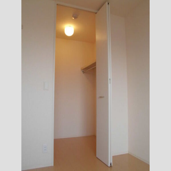 ジェンネット301号室 ウォークインクローゼット(洋室)