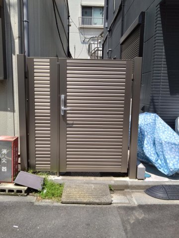 フラットシェア 前面車道からはこちらの扉から入ります（入ると私道です）