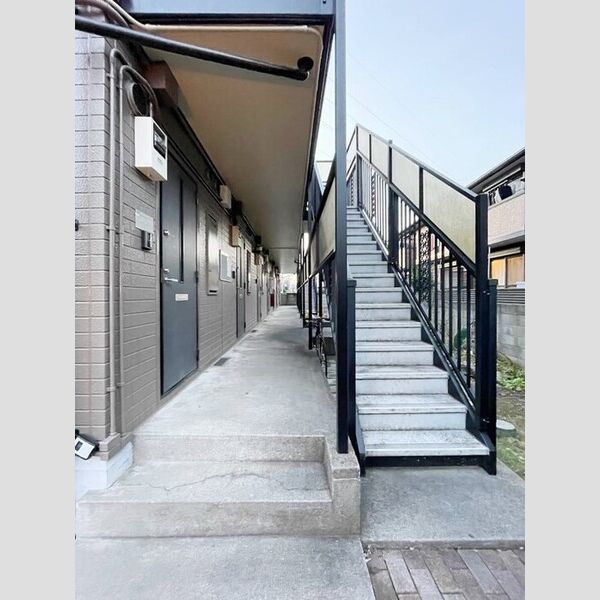 ヴィラ・ファミーユ　B 階段