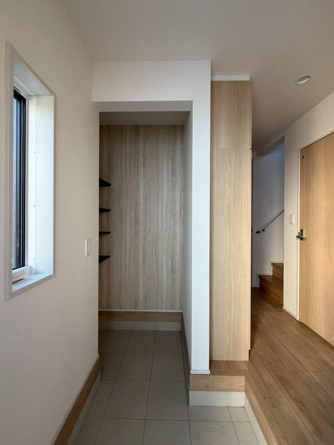 シーズライクガーデン大宮寿能 玄関奥に土間収納棚あり