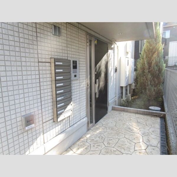 フェリーチェC オートロック付きエントランス