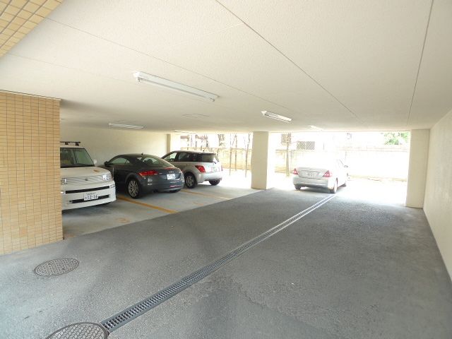 エーデルローゼン 駐車場