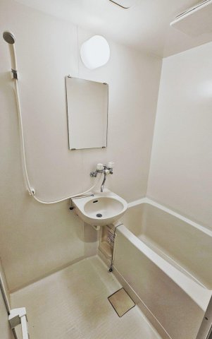 プランシュ日吉101号室 風呂トイレ別で快適に湯舟に浸かれます。