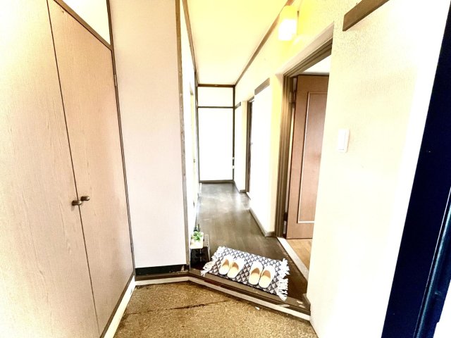 くずは台団地7号棟303号室 導線もバッチリな明るい玄関