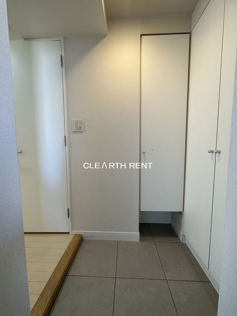 コンシェリア西新宿9階 収納もある玄関です