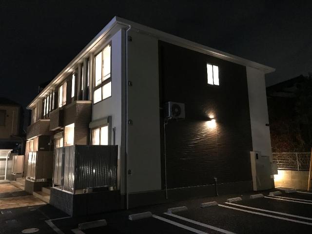 メゾン・ド・ルナ 外観写真（夜）