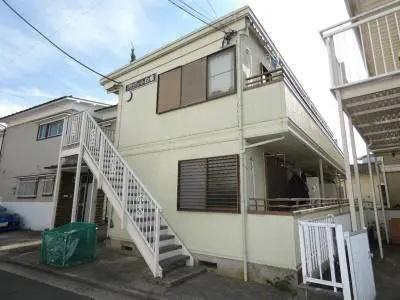 グランデュール白楽202号室 階段下には宅配BOXも完備