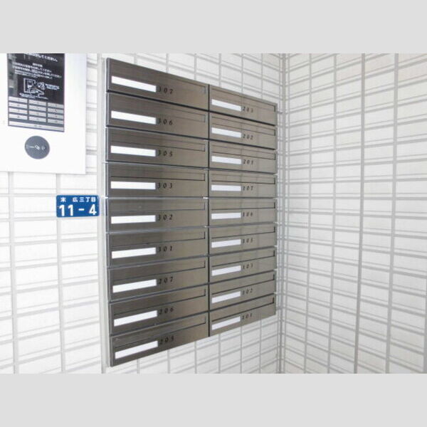 レフィナード末広102号室 集合ポスト