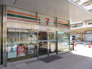 スカイコート新宿御苑前 【コンビニエンスストア】セブンイレブン 新宿富久町店まで214ｍ