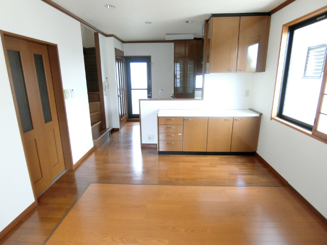 元郷一丁目貸家 対面キッチンで料理中の会話も弾みます。