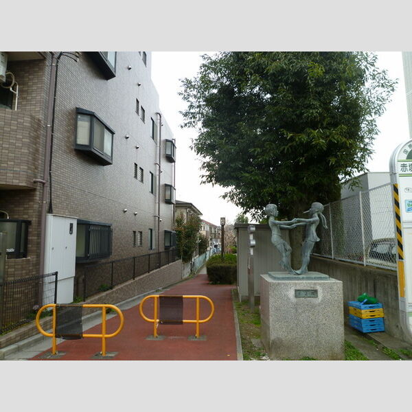 ラ・シュプレーム 最寄りバス停前