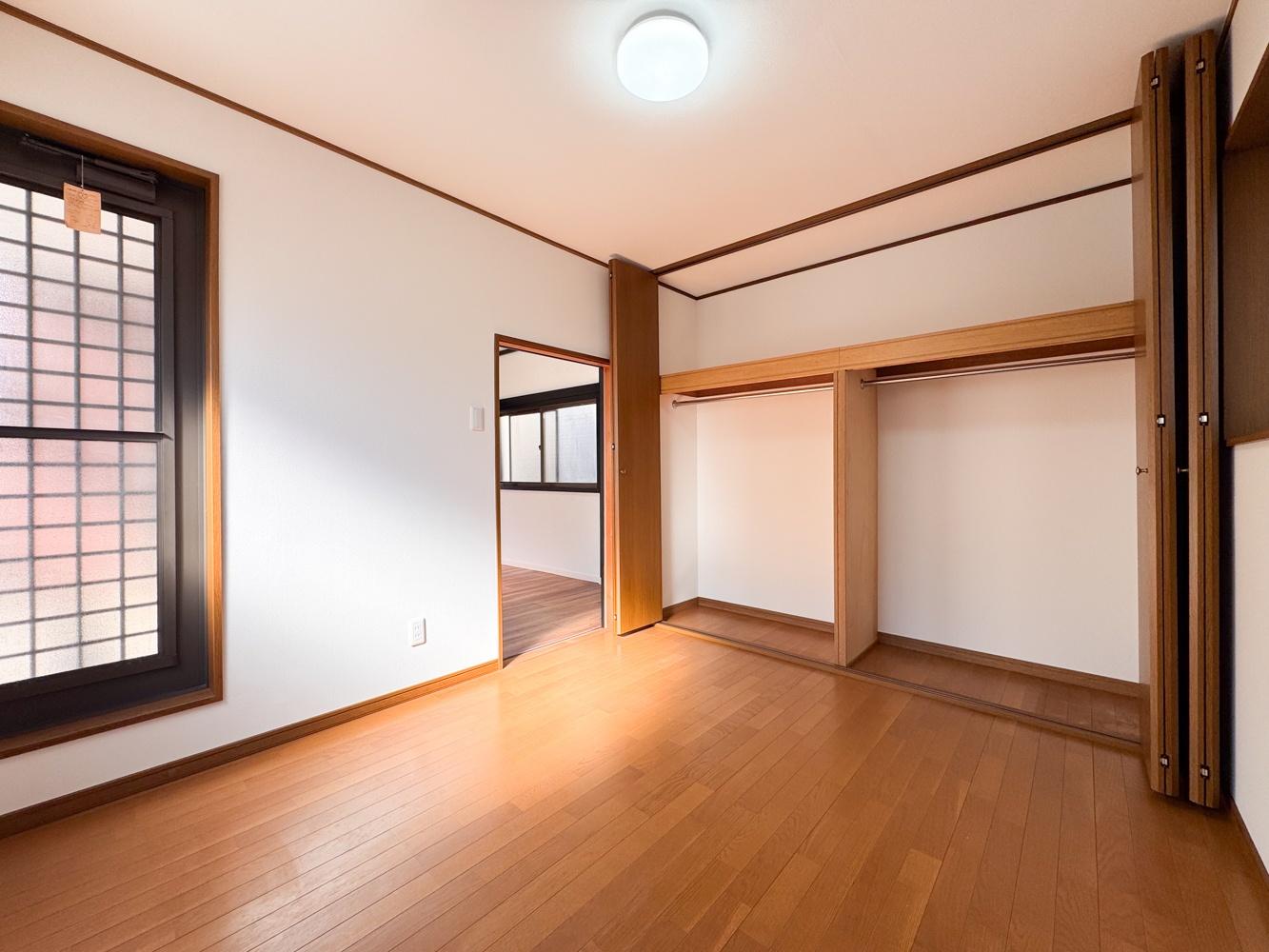 デザイナーズリノベ戸建て 2階階段上がって右手はしの6帖洋室、大容量のクローゼットあり