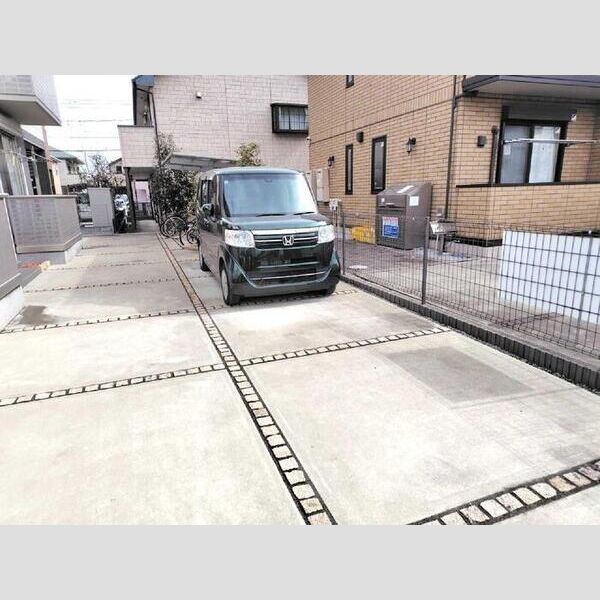 ルミエール エスト 駐車場