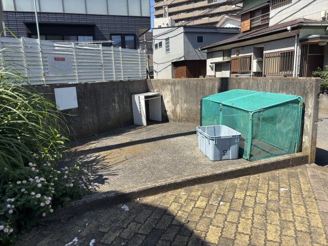 コスミック湘南0201号室 敷地内ごみ置場