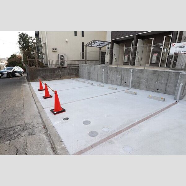 ロータスハイム 駐車場