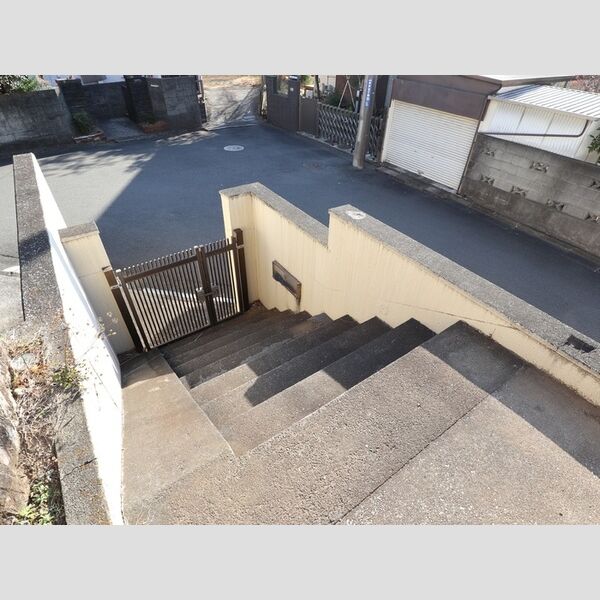 相澤ハイツ 建物入り口階段