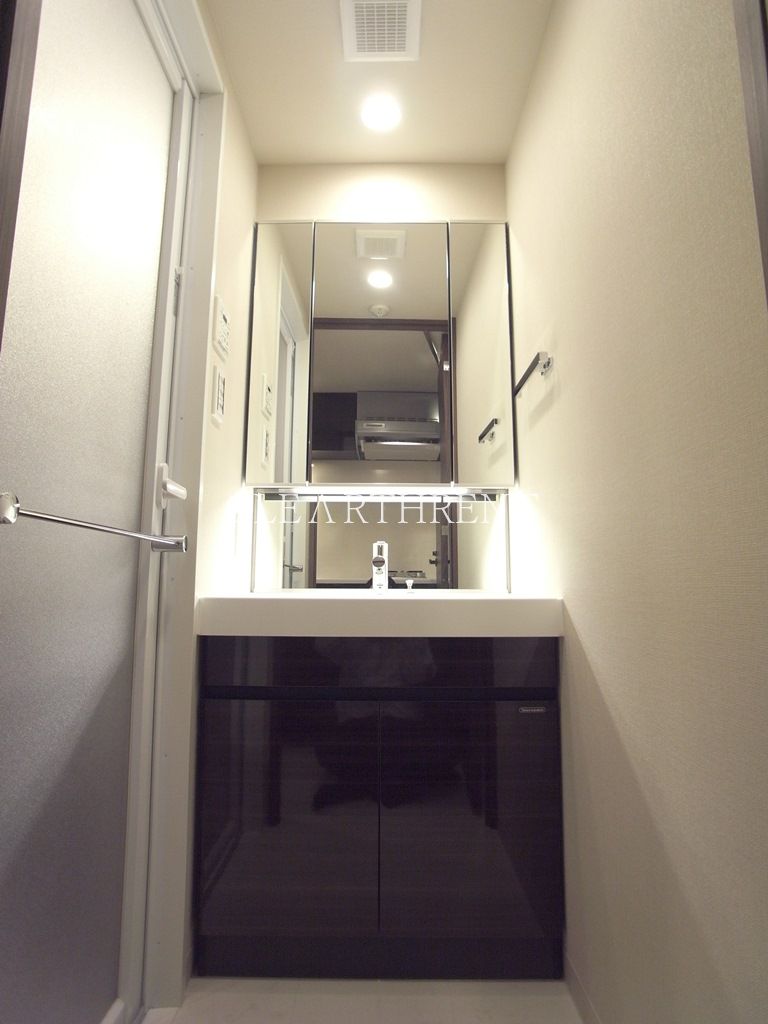 コンシェリア目白 ＴＨＥ ＧＲＡＮＤ ＲＥＳＩＤＥＮＣＥ ☆人気の独立洗面台・三面鏡裏にはキャビネット付き☆