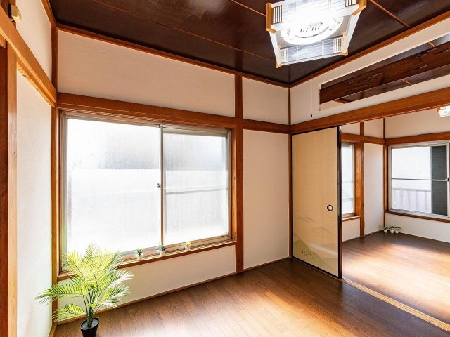 庭付き戸建て馬橋ハウス ２階の２部屋の襖を外して１部屋としても活用可能