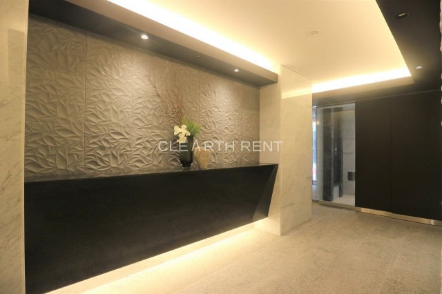 コンシェリア麻布 ＰＬＡＴＩＮＵＭ ＳＱＵＡＲＥ3階 間接照明が温かく迎え入れるエントランスホール