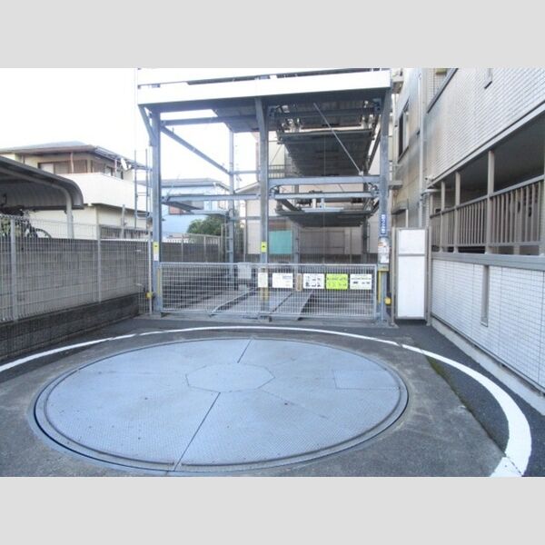 ロイヤルパレス市川101号室 駐車場