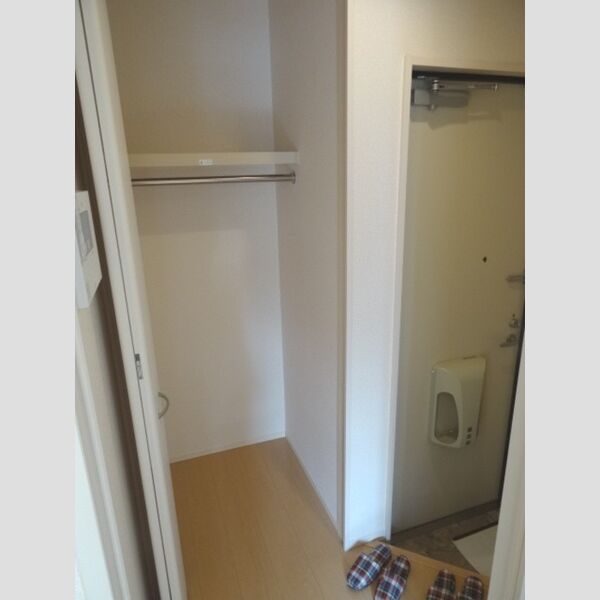 ベルツリー上川原 玄関横にはシューズボックスとは別に収納クローゼット有り♪