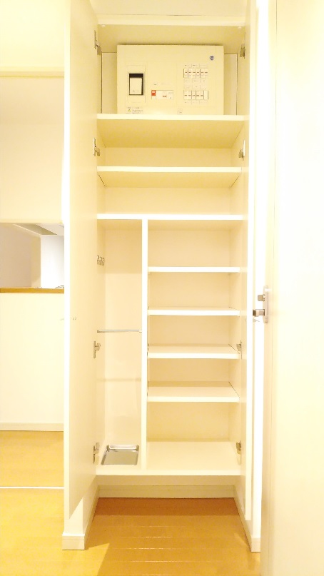 プライムアーバン中野上高田304号室 ※同タイプ303号室（間取り反転）撮影