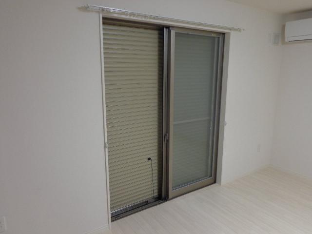 プランドール102号室 シャッター付き窓