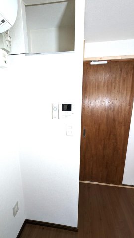 田中ハウス102号室 リビング側収納