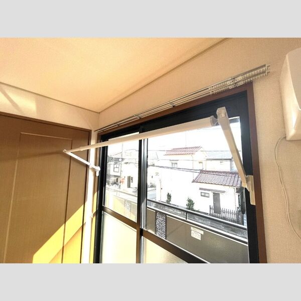 セジュール21202号室 窓枠室内物干し(南側洋室)