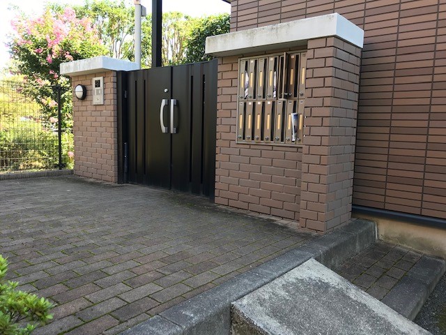 レオネクストセレッサ101号室 オートロックゲート付き。