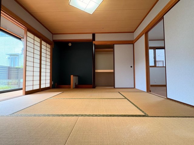 新柏テラス 8帖のゆったりした和室。寝室やお子さまの遊び場にもおすすめ。