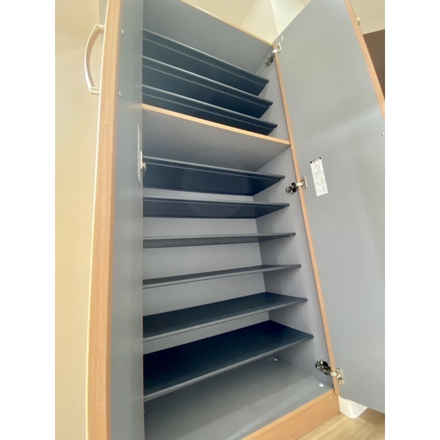 ＵＮＯ　ＰＡＬＡＣＥ105号室 玄関　大型靴箱