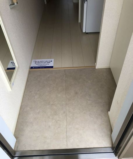 クレイノモアナルア　ドエル102号室 玄関