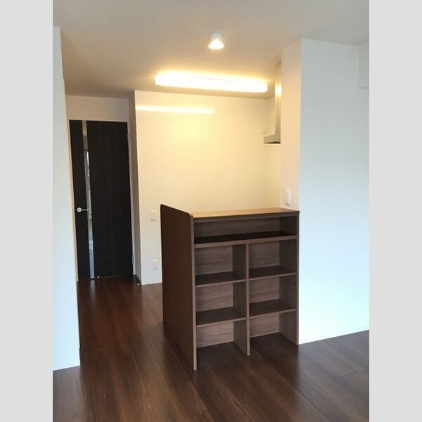 エクレール曲本 対面カウンターの棚には食器や小物を収納でき飾り棚にもなります