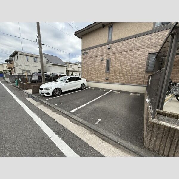 ソレイユ新吉田東201号室 駐車場