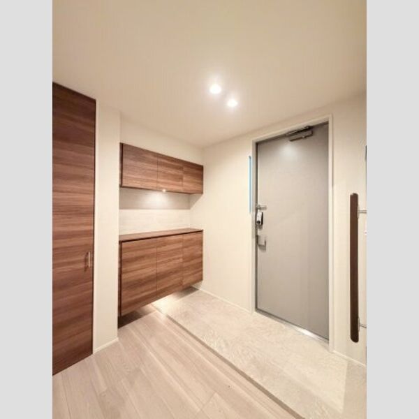 フレジア301号室 広い玄関にはたっぷり収納と姿見♪