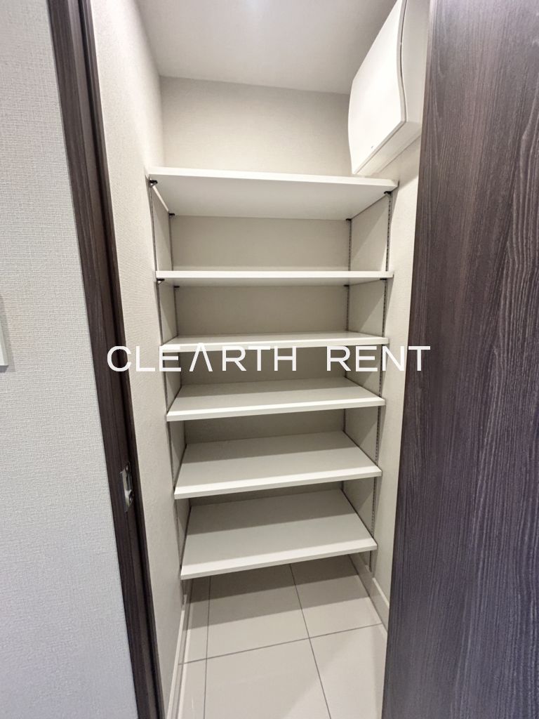 コンシェリア目黒本町 ＴＨＥ ＲＥＳＩＤＥＮＣＥ5階 玄関は靴だけの収納にとどまらないシューズインクローゼット