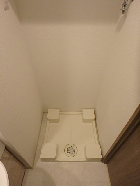 ガーラ・リバーサイド横濱南7階 室内洗濯機置場 落ち着きのあるロビーにはカメラ付オートロック完備