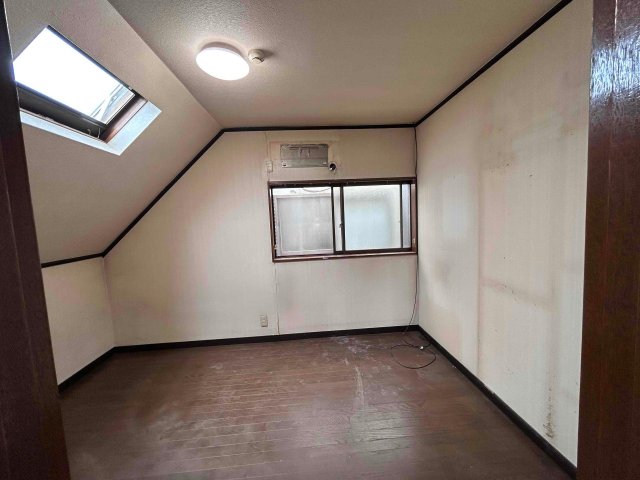 屋上・ガレージ付き一之江ハウス・3階建 ３階天窓付き、新品エアコン付き6畳の洋室！
