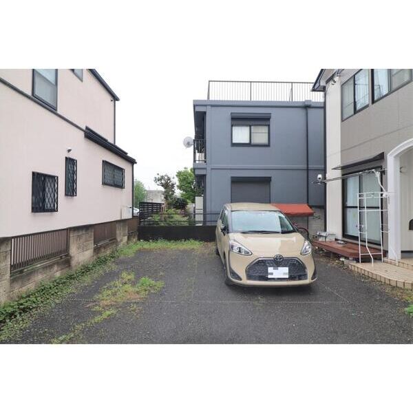 エステートピアM 駐車場