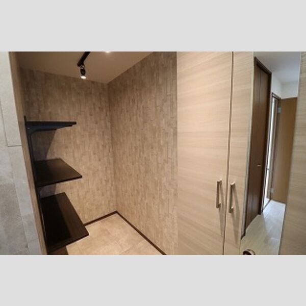 アルカイックシャトー　東館201号室 玄関